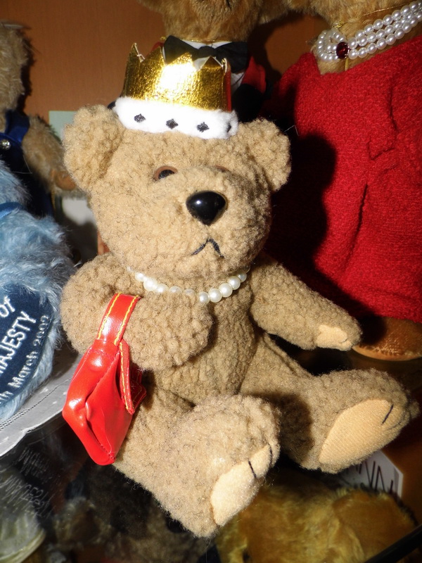 royals queen souvenir baerbara nof